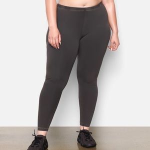 SKIMS Outdoor Basic T-Shirt & Legging